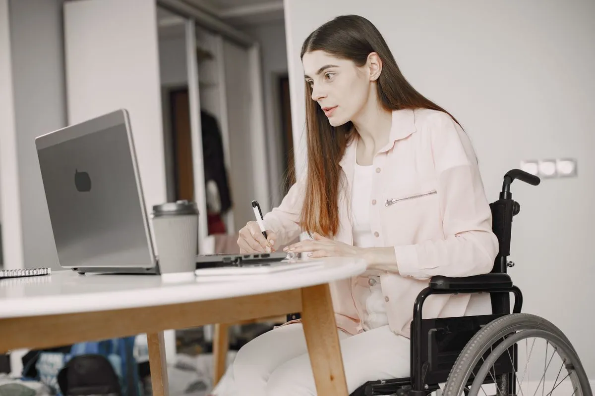 Osoba používající přístupný web na počítači