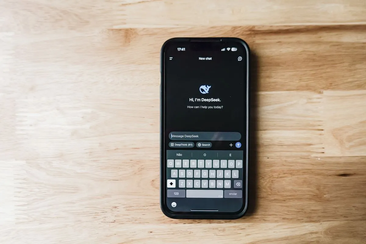 AI chatbot asistent na chytrém telefonu