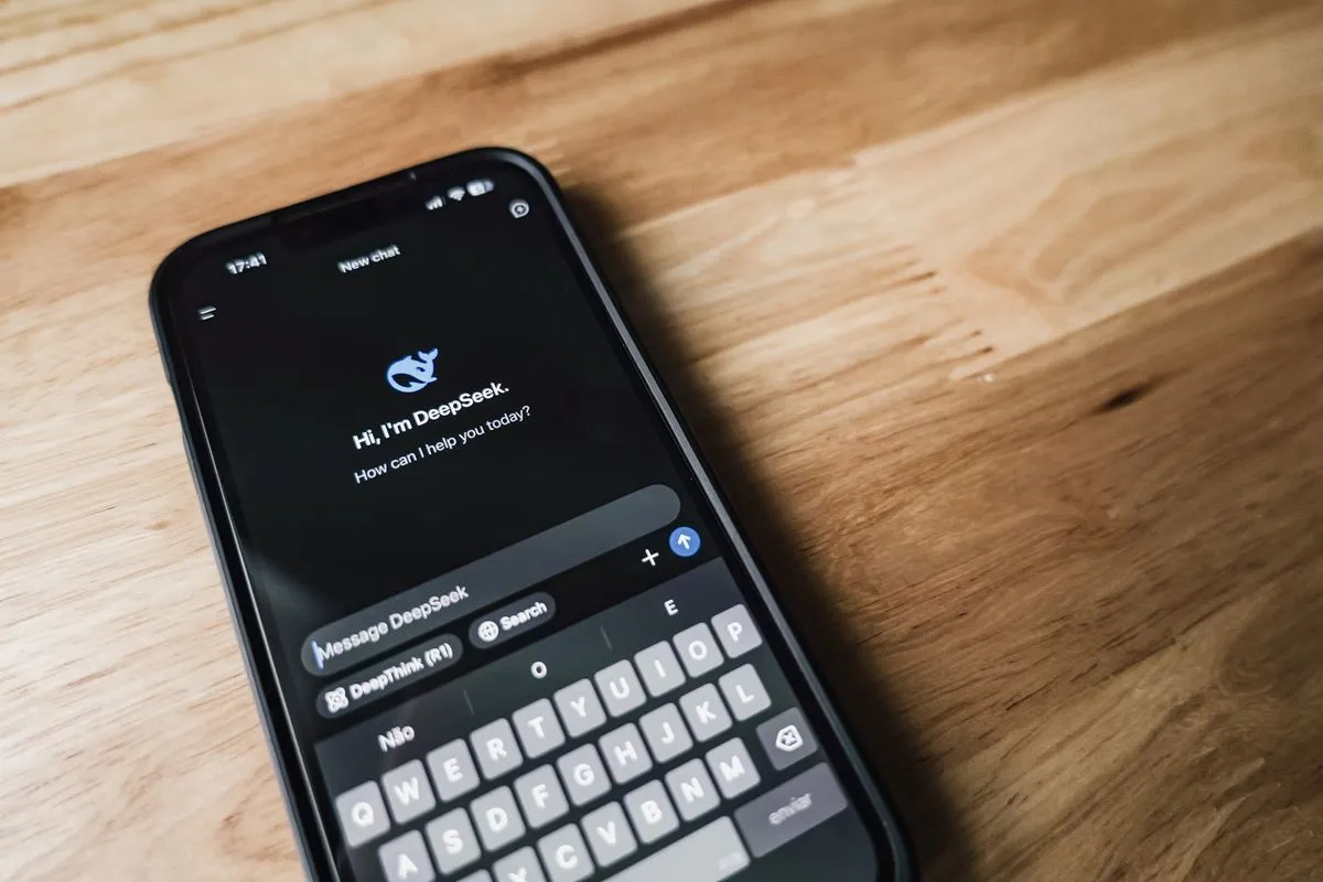 AI chatbot asistent na chytrém telefonu