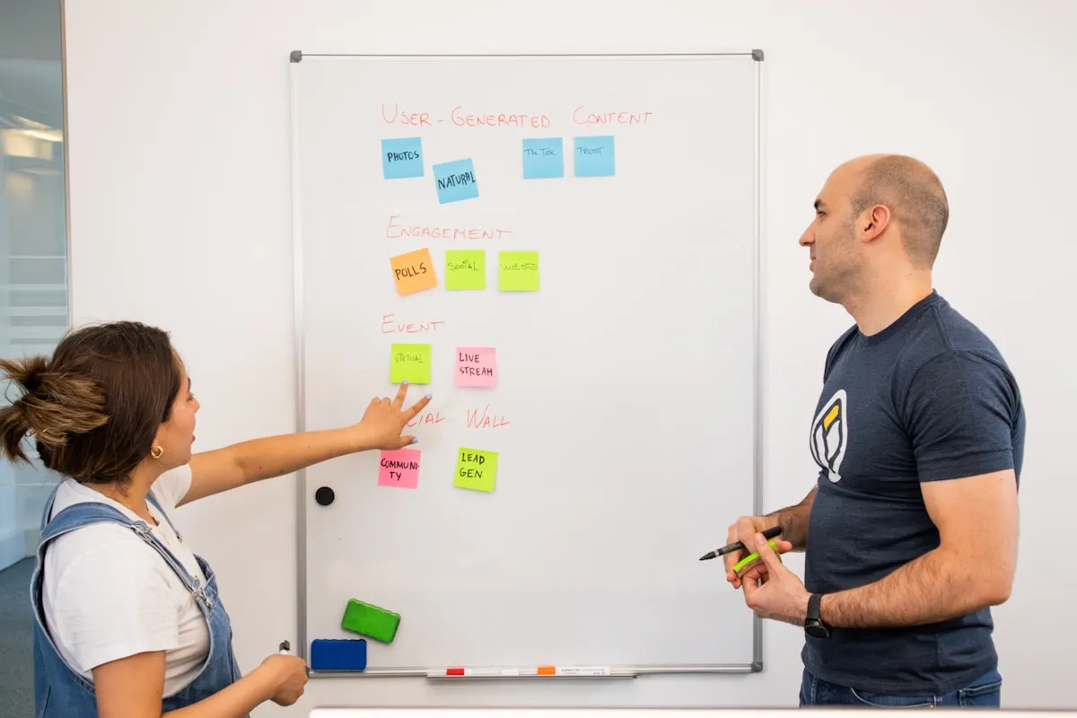 Tým diskutující o souladu webu s předpisy