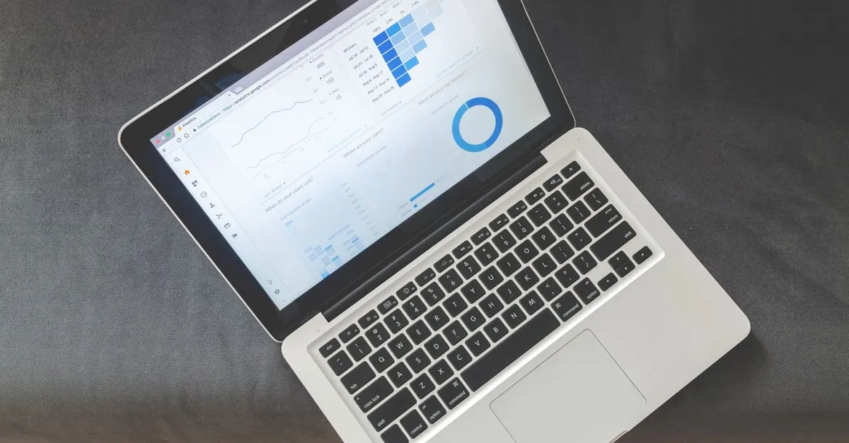 SEO analytika a checklist na notebooku