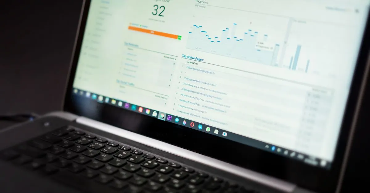 SEO analytika a checklist na notebooku