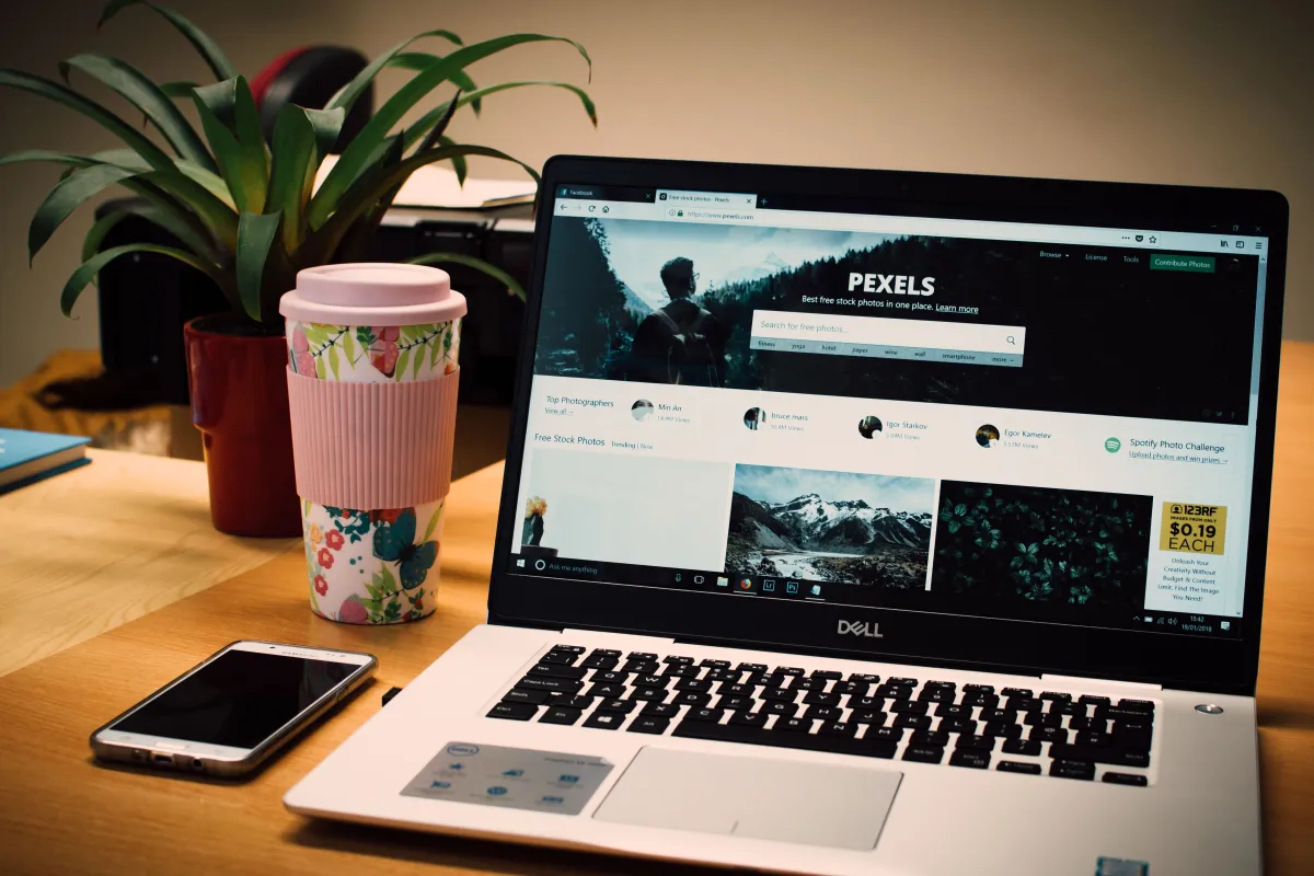 Responzivní web zobrazený na notebooku a mobilu