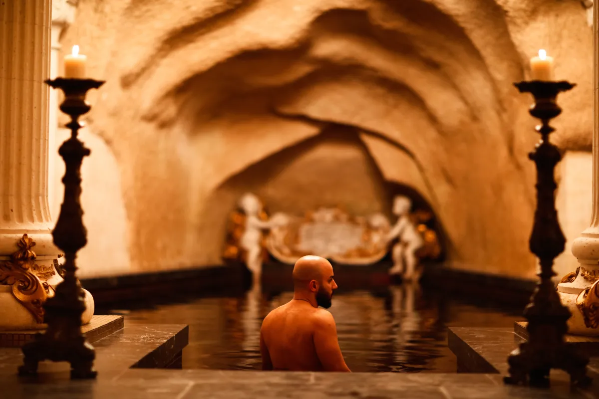 Interiér luxusního wellness bazénu v lázeňském hotelu