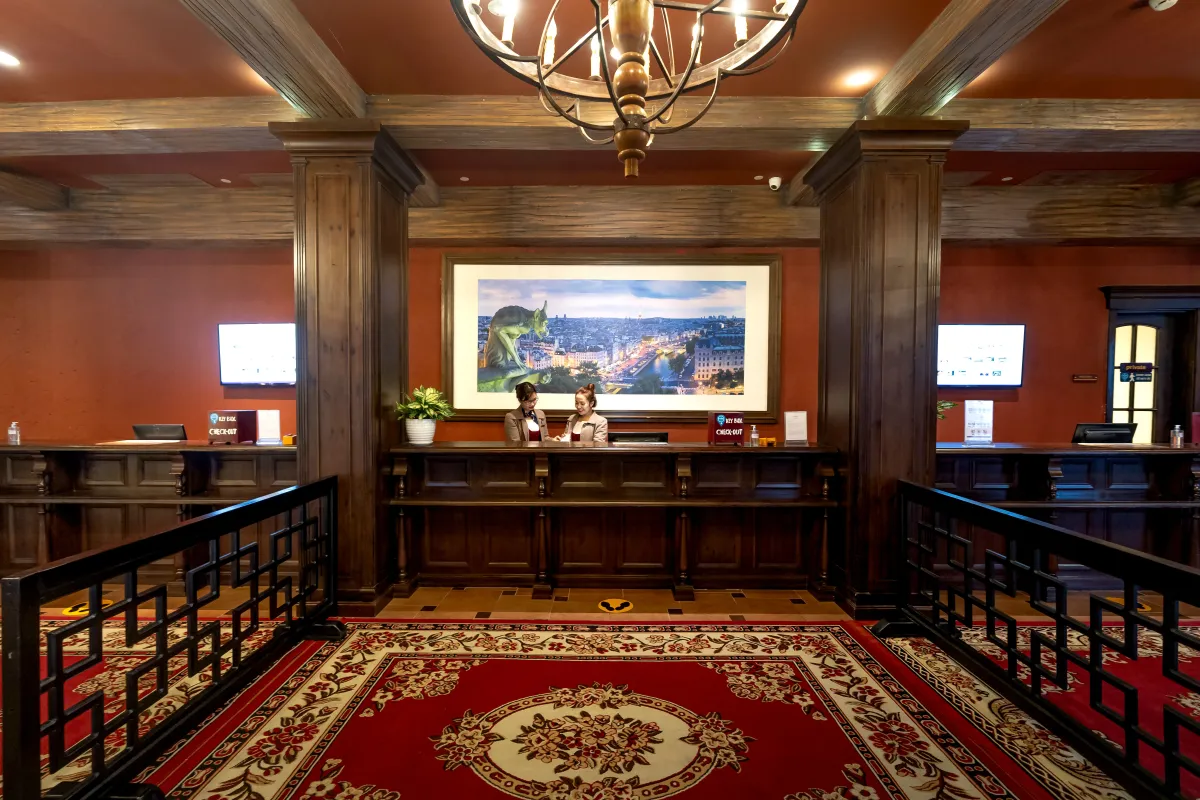 Elegantní recepce hotelu v historické budově