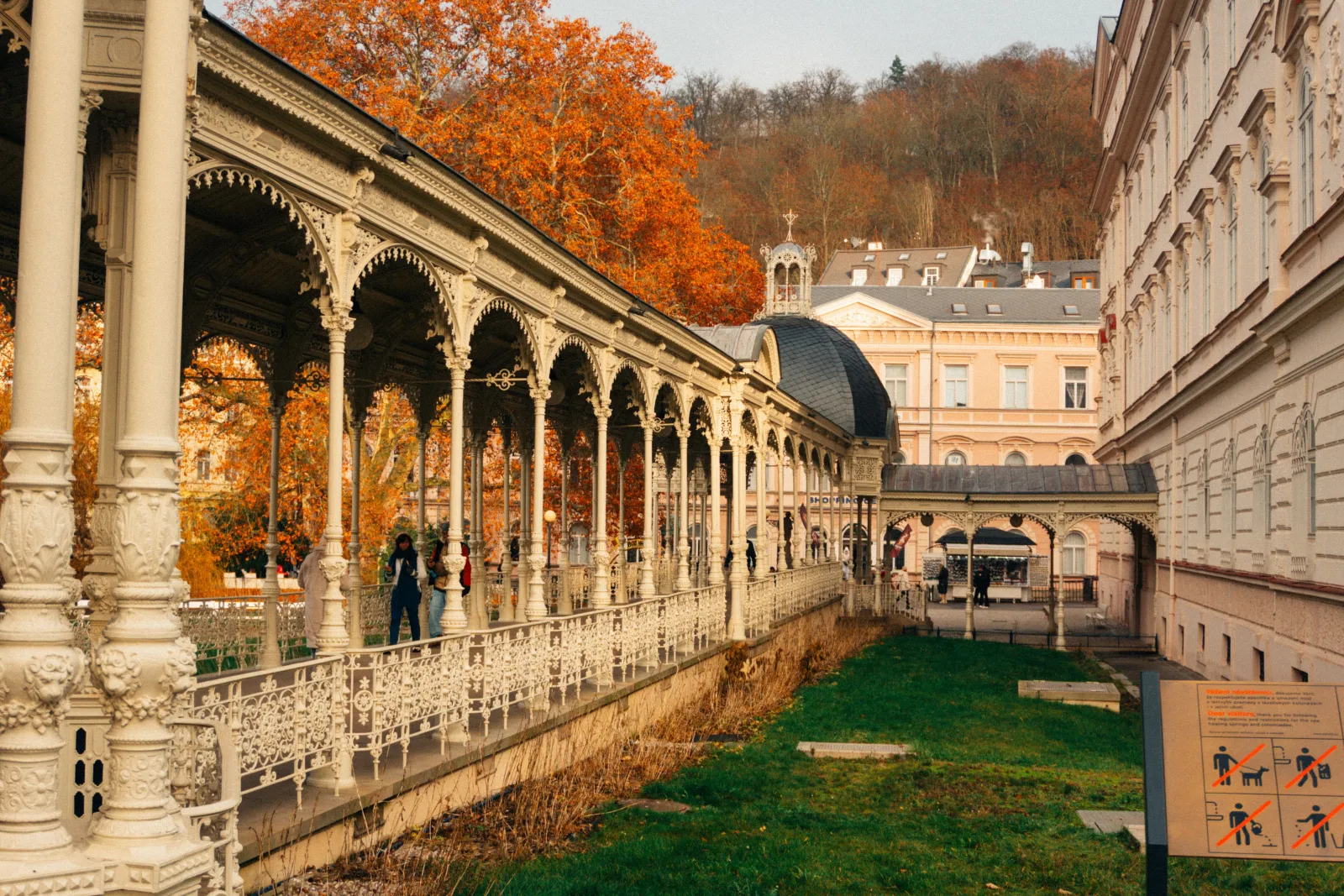 Kolonáda lázeňského města Karlovy Vary za soumraku