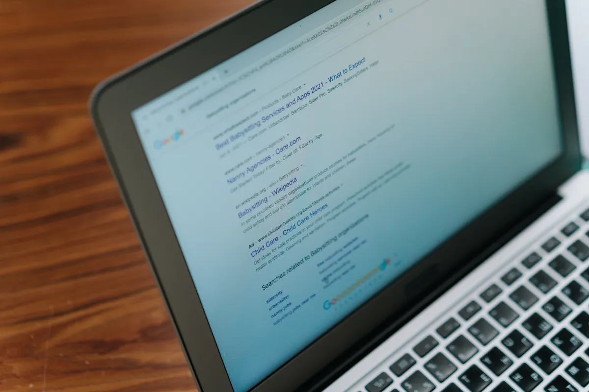 Prohlížení firemního webu na notebooku