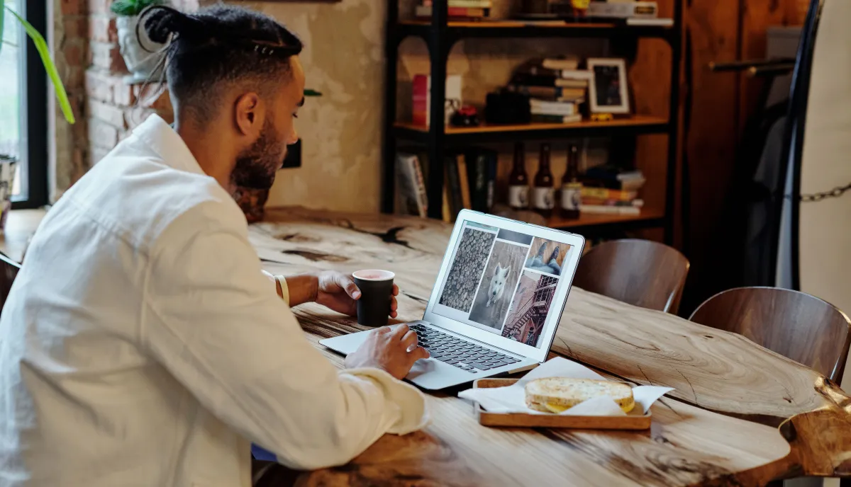 Interiér restaurace s notebookem a online rezervací