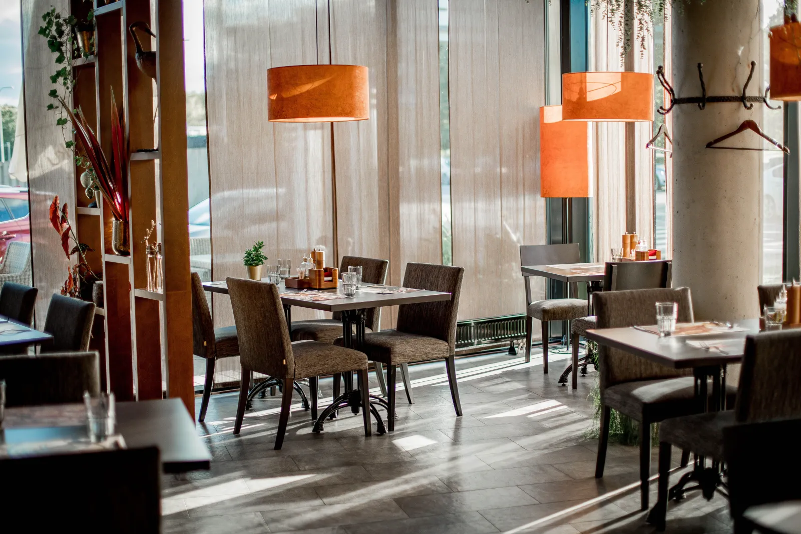 Útulný interiér restaurace s moderním designem a teplým osvětlením