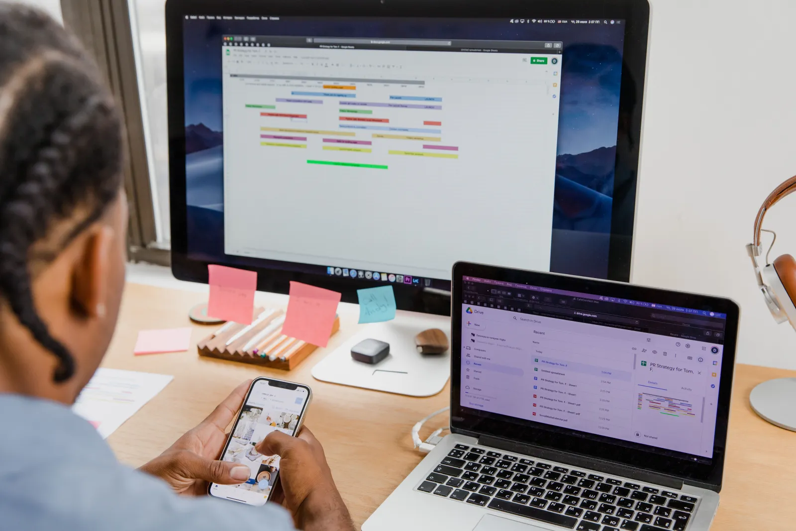 UX designér analyzuje wireframy webu na stole