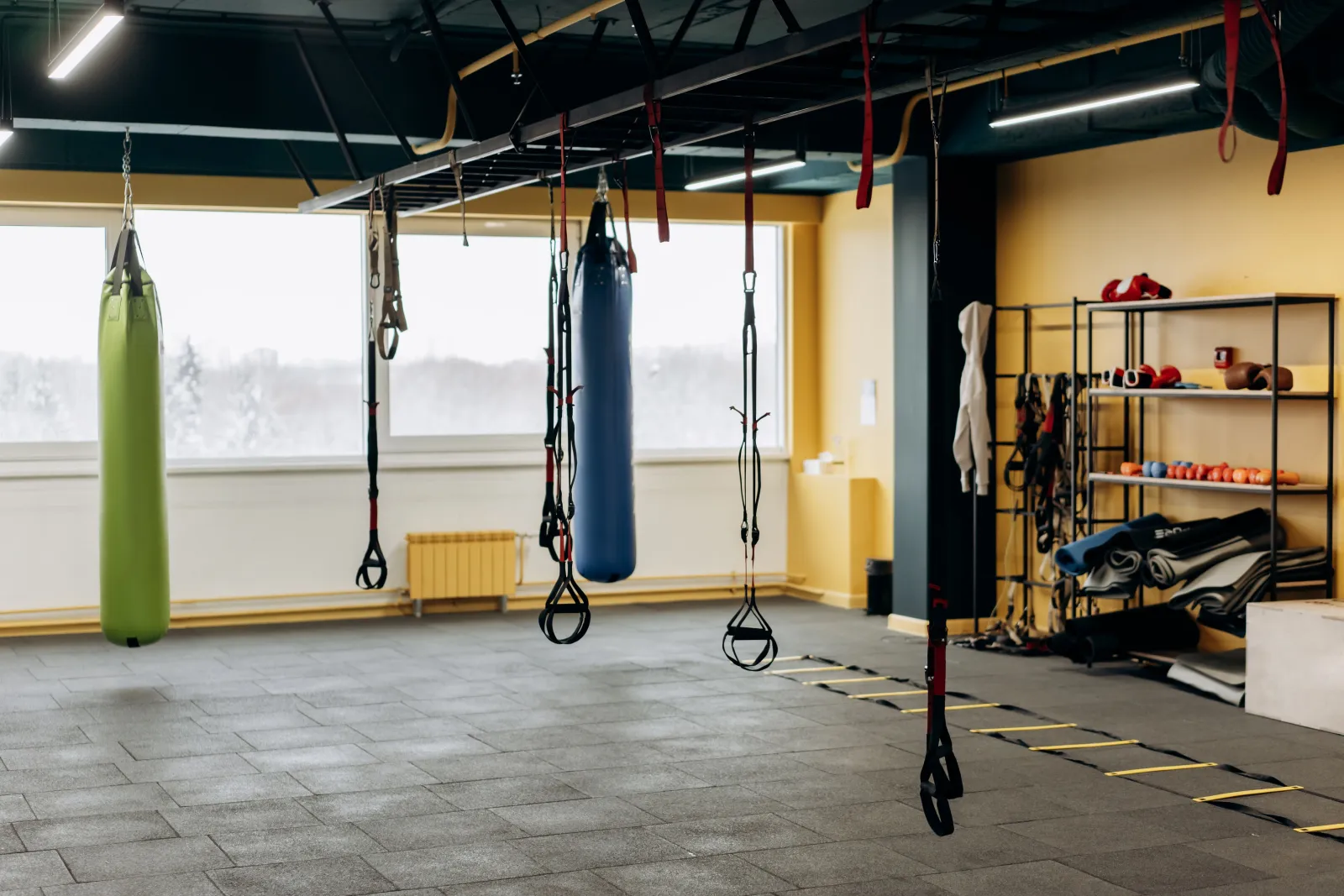 Moderní fitness centrum s posilovacími stroji
