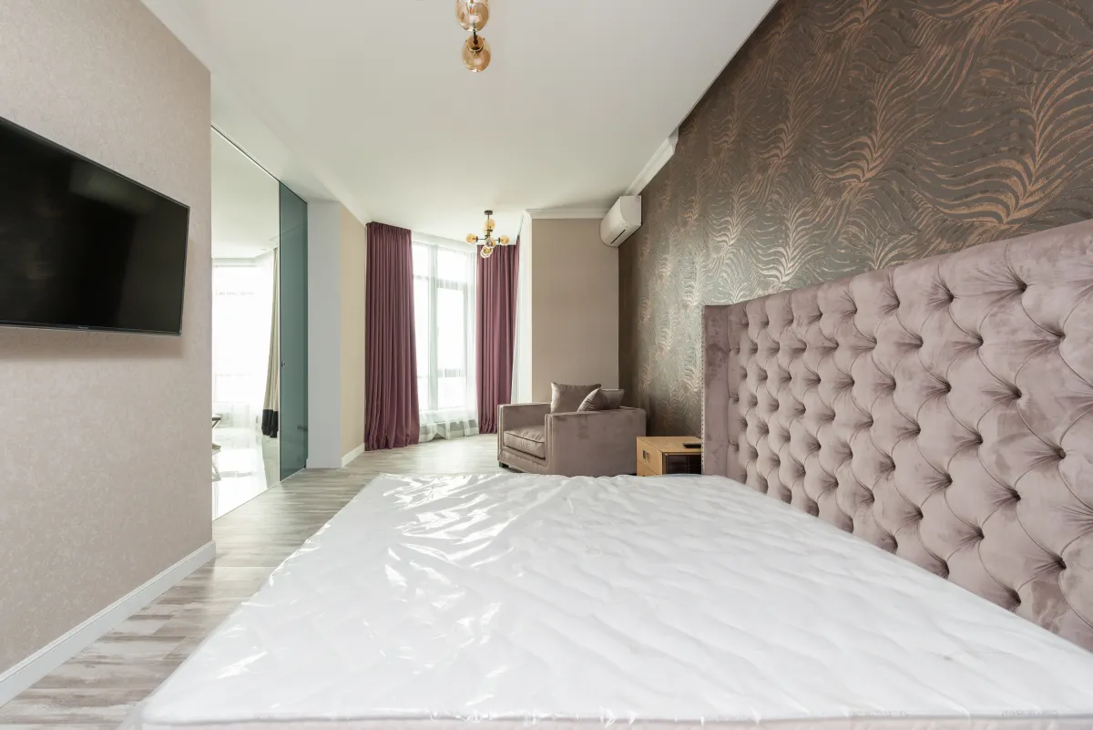 Elegantní hotelový pokoj s velkou postelí