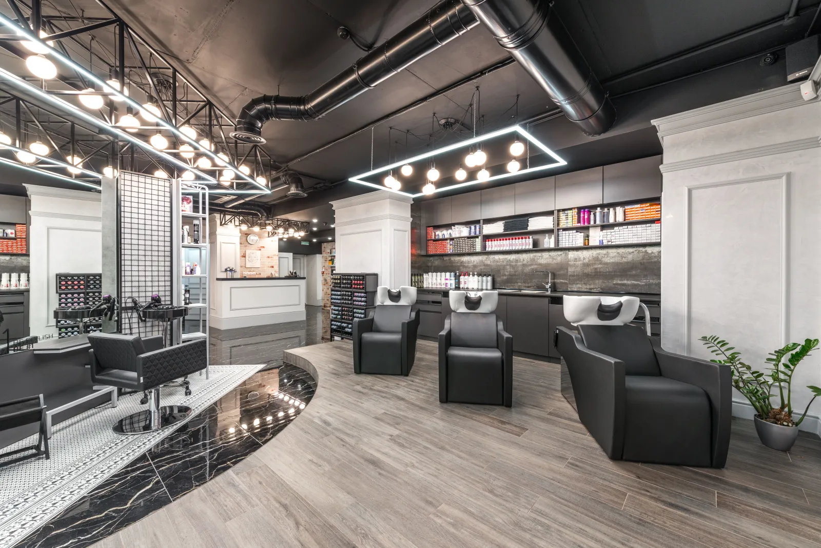 Interiér moderního kadeřnického salonu se stylovými křesly