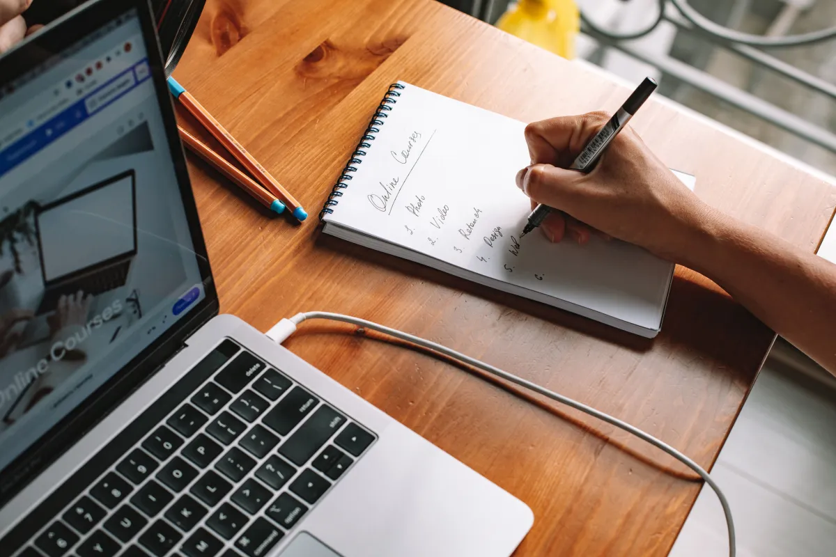Student sleduje online kurz na notebooku doma